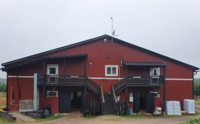 Mitt ridhus med manage, stall, förläggning och matsal